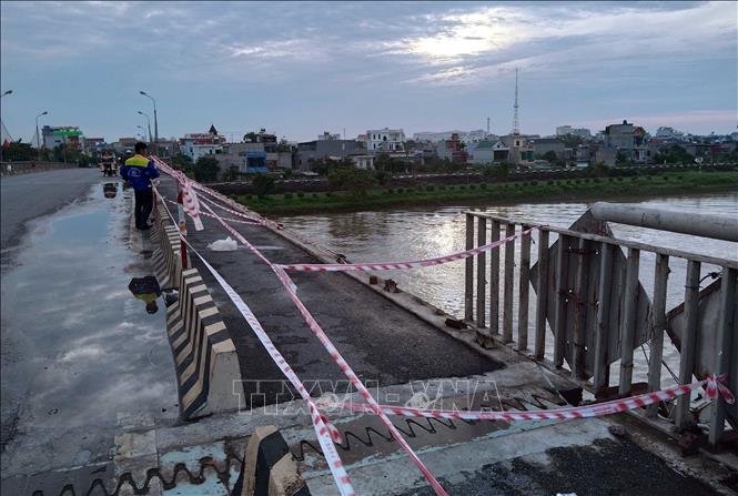 Giông lốc cuốn đổ đoạn lan can dài khoảng 50m ở phía bên phải giữa cầu Thái Bình, hướng từ đường Trần Thái Tông sang đường Long Hưng (thuộc địa bàn phường Thái Bình, tỉnh Hưng Yên). Ảnh: Nguyễn Công Hải - TTXVN