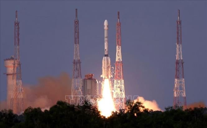 Tên lửa đẩy GSLV-F16 mang theo vệ tinh NISAR rời bệ phóng từ Trung tâm Vũ trụ Satish Dhawan ở bang Andhra Pradesh ngày 30/7/2025. Ảnh: ANI/TTXVN
