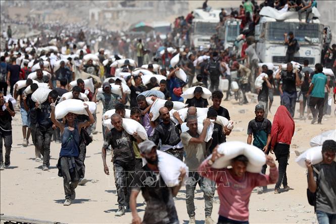 Người dân Palestine nhận hàng cứu trợ tại Beit Lahia, Dải Gaza. Ảnh: THX/TTXVN