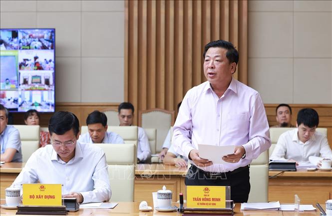 Bộ trưởng Bộ Xây dựng Trần Hồng Minh báo cáo kết quả và nhiệm vụ trọng tâm các dự án trọng điểm ngành giao thông vận tải. Ảnh: Dương Giang-TTXVN 