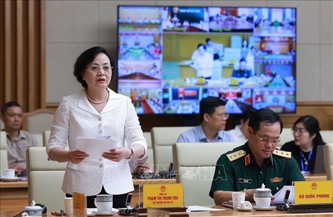Bộ trưởng Bộ Nội vụ Phạm Thị Thanh Trà báo cáo đợt thi đua cao điểm “500 ngày đêm thi đua hoàn thành 3.000km đường bộ cao tốc”. Ảnh: Dương Giang-TTXVN 