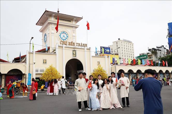 Tourists check in at the Ben Thanh market. VNA Photo: Hồng Đạt 
