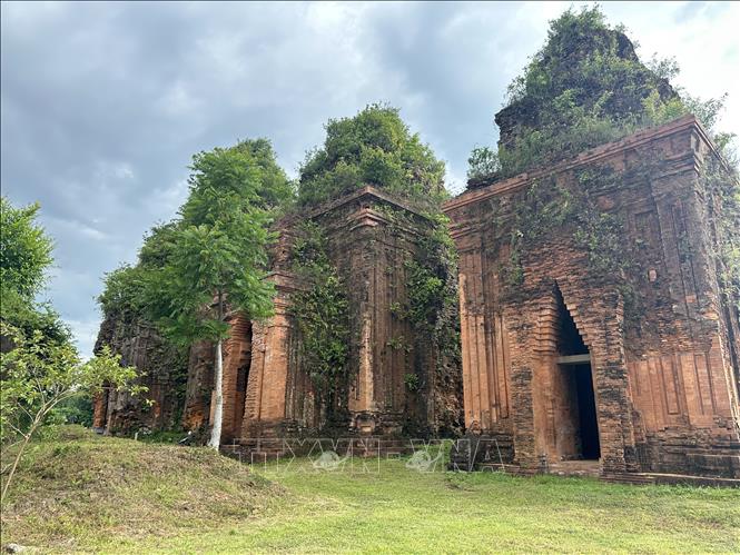 Khuong My Towers, dating back to the early 10th century, are considered among the most well-preserved Cham structures still standing today. VNA Photo: Đỗ Trưởng