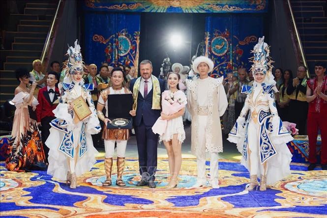 Hai Nghệ sĩ ưu tú Thu Hương và Thanh Tuấn nhận Giải Vàng cho tiết mục đu dây đôi “Duo Love” tại Liên hoan xiếc quốc tế lần thứ III, diễn ra từ ngày 23-26/7/2025 tại thành phố Almaty (Kazakhstan). Ảnh: TTXVN phát 