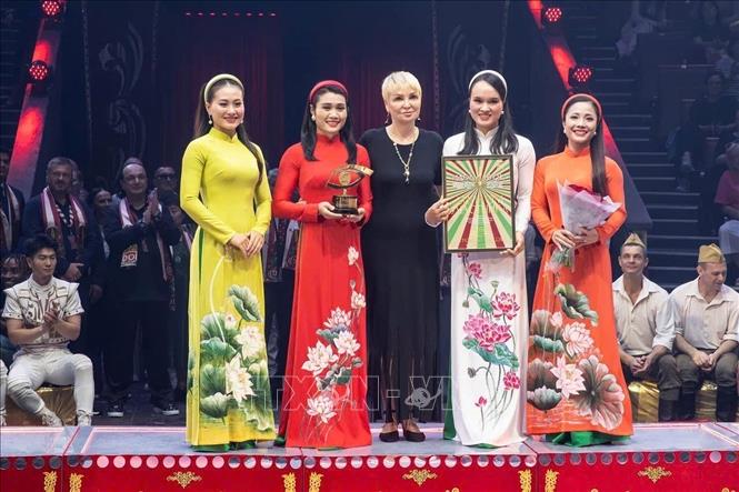 Các nghệ sĩ của tiết mục 