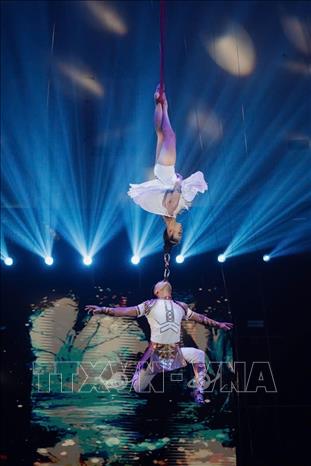 Hai Nghệ sĩ ưu tú Thu Hương và Thanh Tuấn biểu diễn tiết mục đu dây đôi “Duo Love” - giải Vàng tại Liên hoan xiếc quốc tế lần thứ III, diễn ra từ ngày 23-26/7/2025 tại thành phố Almaty (Kazakhstan). Ảnh: TTXVN phát 
