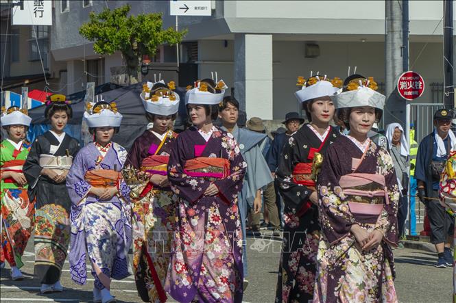 Điểm nhấn ấn tượng là lễ rước Mikoshi (kiệu thần) và đoàn diễu hành nữ sinh trong trang phục Kimono, tượng trưng cho sự thuần khiết và lòng thành kính dâng lên các vị thần. Ảnh: TTXVN phát