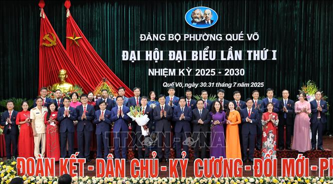 Đồng chí Nguyễn Duy Ngọc, Ủy viên Bộ Chính trị, Bí thư Trung ương Đảng, Chủ nhiệm Ủy ban Kiểm tra Trung ương, tặng hoa chúc mừng Ban Chấp hành. Ảnh: Danh Lam -TTXVN 