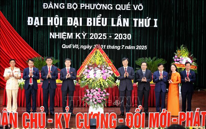 Đồng chí Nguyễn Duy Ngọc, Ủy viên Bộ Chính trị, Bí thư Trung ương Đảng, Chủ nhiệm Ủy ban Kiểm tra Trung ương, tặng hoa chúc mừng Đại hội. Ảnh: Danh Lam -TTXVN 