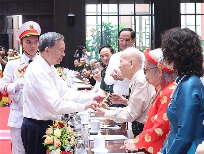 Tổng Bí thư Tô Lâm tặng quà cho cán bộ lão thành cách mạng. Ảnh: Thống Nhất – TTXVN