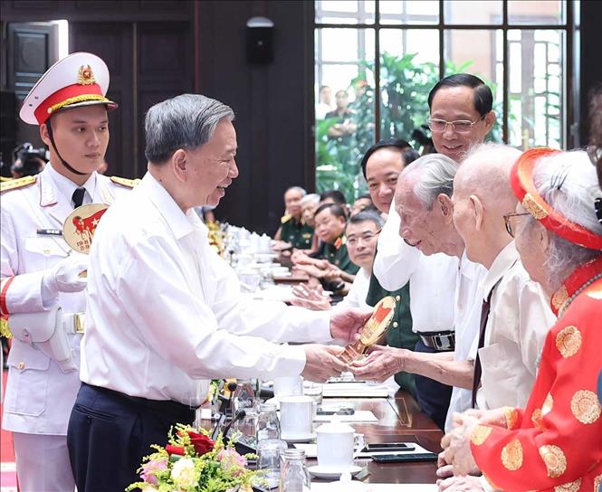 Tổng Bí thư Tô Lâm tặng quà cho cán bộ lão thành cách mạng. Ảnh: Thống Nhất – TTXVN