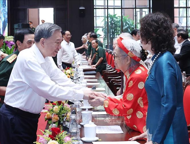 Tổng Bí thư Tô Lâm với Mẹ Việt Nam Anh hùng. Ảnh: Thống Nhất – TTXVN