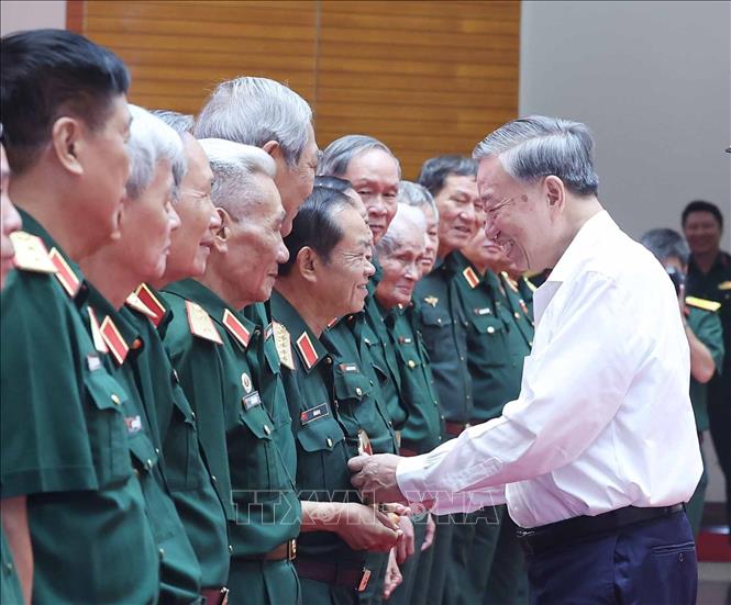Tổng Bí thư Tô Lâm tặng quà cho các tướng lĩnh, Anh hùng lực lượng vũ trang nhân dân. Ảnh: Thống Nhất – TTXVN