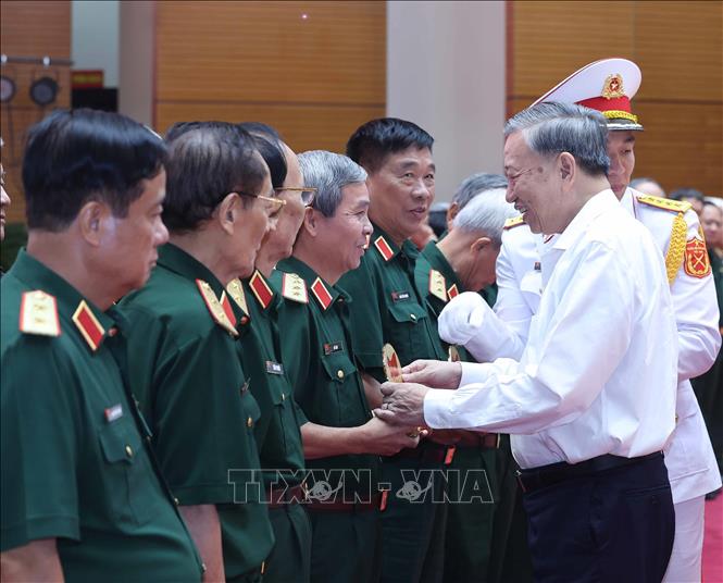 Tổng Bí thư Tô Lâm tặng quà cho các tướng lĩnh, Anh hùng lực lượng vũ trang nhân dân. Ảnh: Thống Nhất – TTXVN