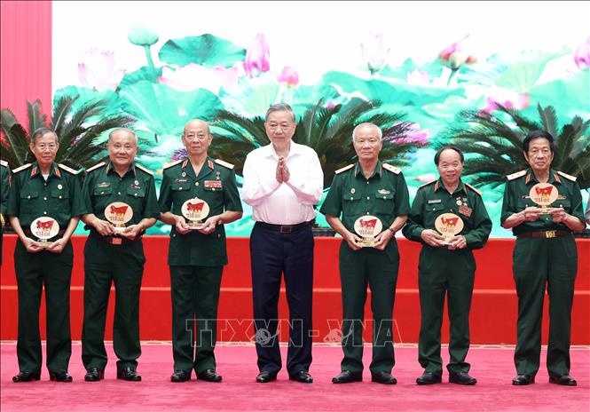Tổng Bí thư Tô Lâm tặng quà cho các tướng lĩnh, Anh hùng lực lượng vũ trang nhân dân. Ảnh: Thống Nhất – TTXVN