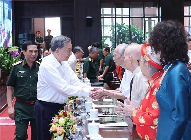 Tổng Bí thư Tô Lâm với các cán bộ lão thành cách mạng. Ảnh: Thống Nhất – TTXVN