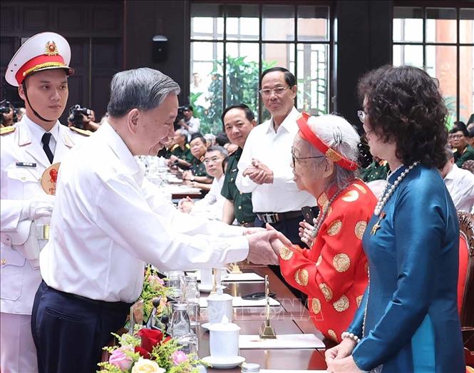 Tổng Bí thư Tô Lâm với Mẹ Việt Nam Anh hùng. Ảnh: Thống Nhất – TTXVN