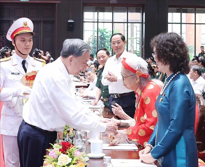 Tổng Bí thư Tô Lâm tặng quà Mẹ Việt Nam Anh hùng. Ảnh: Thống Nhất – TTXVN