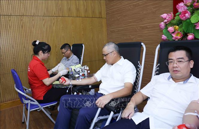 Đồng chí Phạm Đại Dương, Ủy viên Trung ương Đảng, Phó Trưởng Ban Chính sách, Chiến lược Trung ương (giữa) tham gia hiến máu tình nguyện. Ảnh: Phương Hoa - TTXVN