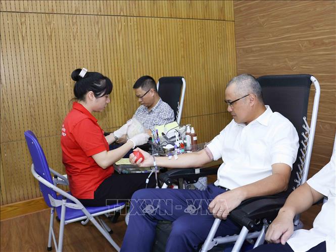 Đồng chí Phạm Đại Dương, Uỷ viên Trung ương Đảng, Phó Trưởng Ban Chính sách, Chiến lược Trung ương tham gia hiến máu tình nguyện. Ảnh: Phương Hoa - TTXVN