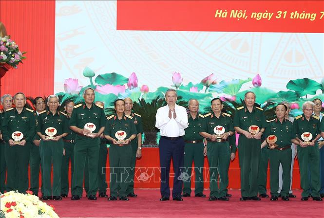 Tổng Bí thư Tô Lâm tặng quà các tướng lĩnh, Anh hùng Lực lượng vũ trang nhân dân tại buổi gặp mặt. Ảnh: Trọng Đức – TTXVN