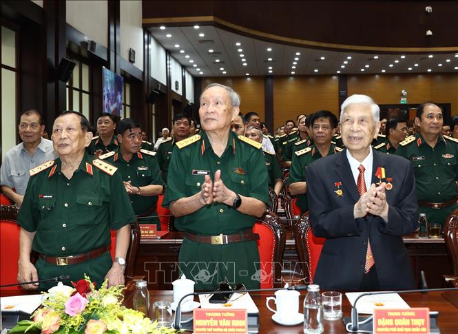Các tướng lĩnh, Anh hùng Lực lượng vũ trang nhân dân tại buổi gặp mặt. Ảnh: Trọng Đức – TTXVN