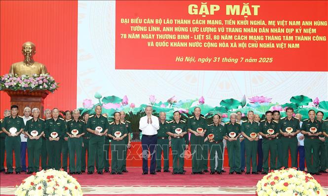 Tổng Bí thư Tô Lâm tặng quà các tướng lĩnh, Anh hùng Lực lượng vũ trang nhân dân tại buổi gặp mặt. Ảnh: Trọng Đức – TTXVN