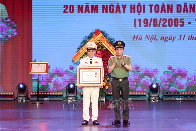 Đại tướng Lương Tam Quang, Bộ trưởng Bộ Công an trao Huân chương Quân công hạng Nhì tặng Trung tướng Nguyễn Thanh Tùng, Giám đốc Công an thành phố Hà Nội. Ảnh: Phạm Kiên - TTXVN