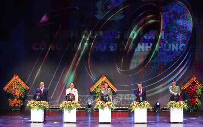 Đại tướng Lương Tam Quang, Bộ trưởng Bộ Công an và Phó Bí thư Thành uỷ, Chủ tịch UBND thành phố Hà Nội Trần Sỹ Thanh cùng các đại biểu thực hiện Nghi thức kích hoạt các phần mềm chuyển đổi số của Công an Thủ đô. Ảnh: Phạm Kiên - TTXVN
