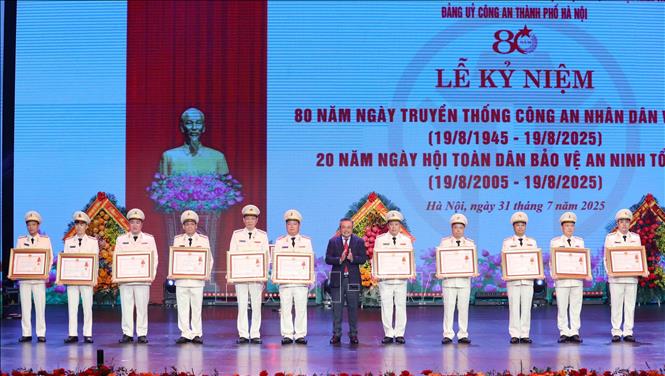 Phó Bí thư Thành uỷ, Chủ tịch UBND thành phố Hà Nội Trần Sỹ Thanh trao Huân chương Chiến công hạng Nhất, Nhì, Ba cho các tập thể và cá nhân có thành tích xuất sắc. Ảnh: Phạm Kiên - TTXVN