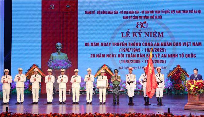 Đại tướng Lương Tam Quang, Bộ trưởng Bộ Công an trao Huân chương Chiến công hạng Nhất cho Công an thành phố Hà Nội. Ảnh: Phạm Kiên - TTXVN