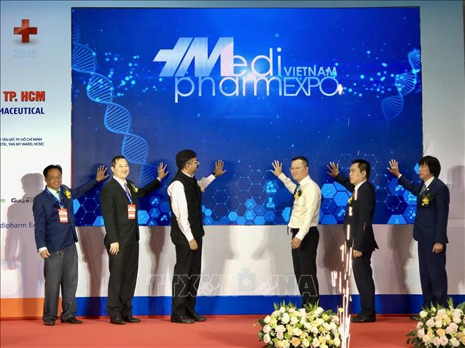Đại biểu thực hiện nghi thức khai mạc Triển lãm. Ảnh: Mỹ Phương – TTXVN.
