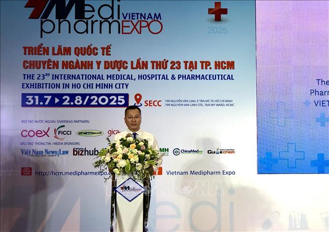 Ông Hứa Phú Doãn, Chủ tịch Hiệp hội Thiết bị y tế TP. Hồ Chí Minh, phát biểu khai mạc Triển lãm. Ảnh: Mỹ Phương – TTXVN.