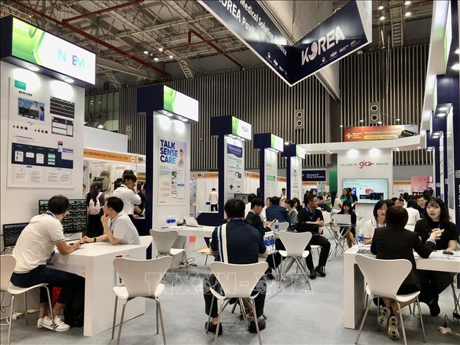 Khu vực kết nối giao thương trực tiếp cho doanh nghiệp trong và ngoài nước tại Triển lãm. Ảnh: Mỹ Phương – TTXVN.