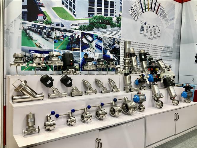 Gian hàng trưng bày đa dạng thiết bị y tế tại Triển lãm. Ảnh: Mỹ Phương – TTXVN. 