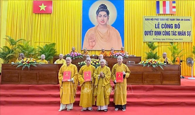 Hòa thượng Thích Thiện Nhơn (thứ 2, từ phải sang), Phó Pháp chủ Hội đồng Chứng minh, Chủ tịch Hội đồng Trị sự Giáo hội Phật giáo Việt Nam, trao Quyết định cho thành viên Ban Trị sự Giáo hội Phật giáo Việt Nam tỉnh An Giang (mới). Ảnh: Công Mạo-TTXVN