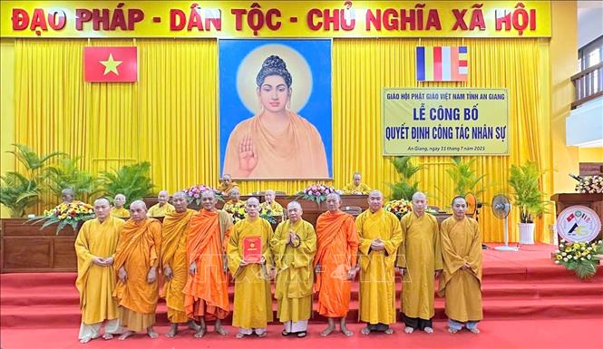 Hòa thượng Thích Thiện Nhơn (thứ 5, từ phải qua), Phó Pháp chủ Hội đồng Chứng minh, Chủ tịch Hội đồng Trị sự Giáo hội Phật giáo Việt Nam trao Quyết định cho thành viên Ban Trị sự Giáo hội Phật giáo Việt Nam tỉnh An Giang (mới). Ảnh: Công Mạo-TTXVN
