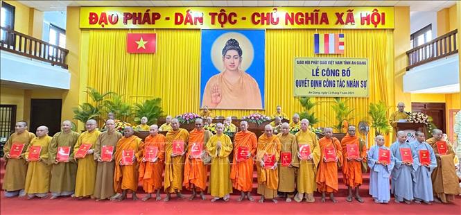 Hoà thượng Thích Thiện Thống, Phó Chủ tịch Hội đồng Trị sự Giáo hội Phật giáo Việt Nam, Trưởng ban Ban Trị sự Giáo hội Phật giáo Việt Nam tỉnh An Giang trao quyết định nhân sự các Ban chuyên môn trực thuộc. Ảnh: Công Mạo-TTXVN