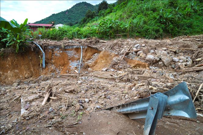 Một đoạn cua, dốc trên quốc lộ 16 (đoạn thuộc bản Hòa Lý, xã Mỹ Lý) bị mưa, lũ ống, lũ quét tàn phá nghiêm trọng. Ảnh: Xuân Tiến - TTXVN 