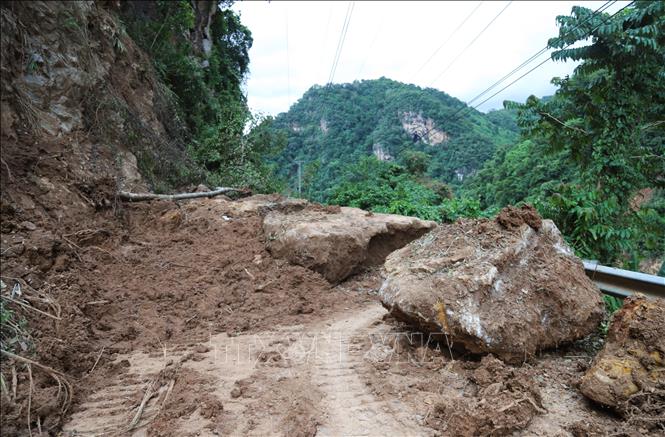 Điểm sạt lở núi đá nghiêm trọng gây tắc đường, tê liệt tuyến quốc lộ 16 tại đoạn cách xã Nhôn Mai gần 30km. Ảnh: Xuân Tiến - TTXVN