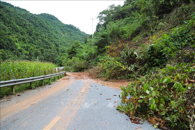Điểm sạt lở, sụt trượt núi nghiêm trọng trên tuyến quốc lộ 16. Ảnh: Xuân Tiến - TTXVN 