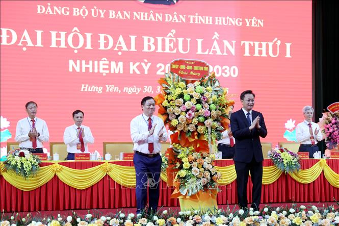 Bí thư Tỉnh ủy Hưng Yên Nguyễn Hữu Nghĩa tặng hoa chúc mừng Đại hội. Ảnh: Thế Duyệt - TTXVN