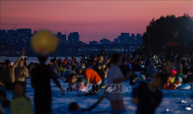 Người dân giải nhiệt tại công viên nước ở Seoul ngày 27/7/2025. Ảnh: Yonhap/TTXVN