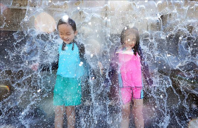 Trẻ em đùa nghịch tránh nóng tại công viên nước ở Suwon, Hàn Quốc ngày 27/7/2025. Ảnh: Yonhap/TTXVN