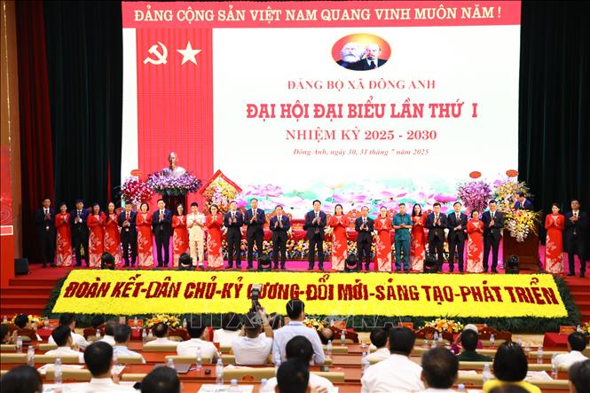 Ban Chấp hành Đảng bộ xã Đông Anh nhiệm kỳ 2025 - 2030 ra mắt Đại hội. Ảnh: Quốc Lũy - TTXVN