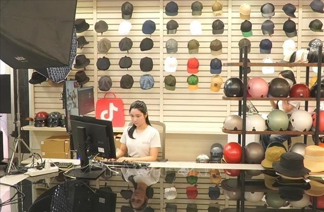 In the first half of 2025, the number of booths on e-commerce platforms decreases by 6% compared to the same period last year, showing that the market trend is increasingly leaning towards large sellers and actual stores. VNA Photo: Hương Giang 
