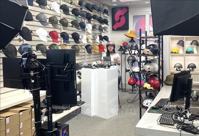 In the first half of 2025, the number of booths on e-commerce platforms decreased by 6% compared to the same period last year, showing that the market trend is increasingly leaning towards large sellers and actual stores. VNA Photo: Hương Giang 