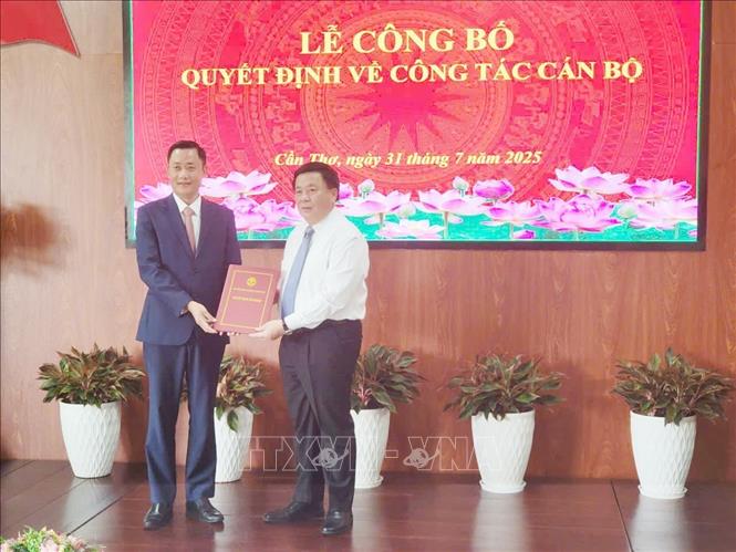 GS.TS Nguyễn Xuân Thắng (trái), Ủy viên Bộ Chính trị, Bí thư Đảng ủy, Giám đốc Học viện Chính trị quốc gia Hồ Chí Minh, Chủ tịch Hội đồng Lý luận Trung ương trao Quyết định cho PGS.TS Ngô Tuấn Nghĩa, Ủy viên Ban Thường vụ Đảng ủy Học viện Chính trị quốc gia Hồ Chí Minh, Giám đốc Học viện chính trị khu vực IV. Ảnh: TTXVN phát