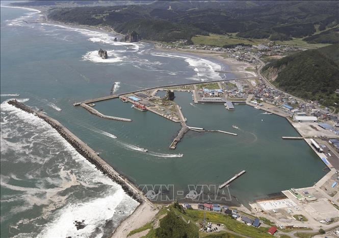 Các tàu cá trở về cảng ở Hokkaido, Nhật Bản, sau khi có cảnh báo sóng thần ngày 30/7/2025. Ảnh: Kyodo/TTXVN
