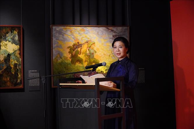 Phu nhân Ngô Phương Ly giới thiệu về nghệ thuật sơn mài cổ với khán giả yêu nghệ thuật Nga. Ảnh: Tâm Hằng - PV TTXVN tại Liên bang Nga